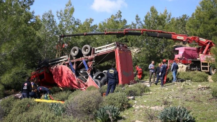 Muğla'da kamyonda sıkışan sürücüyü itfaiye kurtardı!