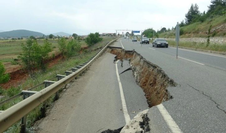 Muğla'da sağanak nedeniyle karayolu çöktü