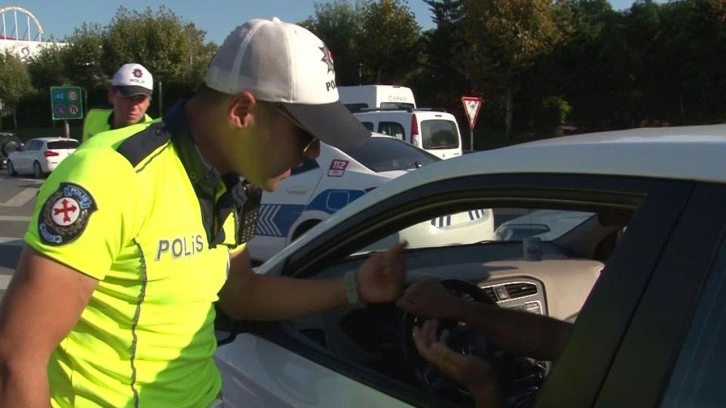 Muhabiri önce tehdit etti sonra aracı üzerine sürdü devreye trafik polisi girdi