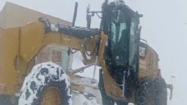 Muradiye’de yol açma çalışması devam ediyor