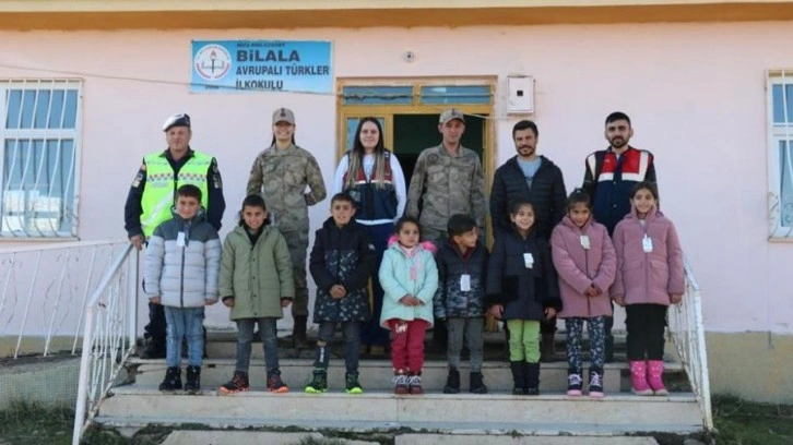 Muş’ta Mehmetçik 210 öğrenciye mont ve bot dağıttı