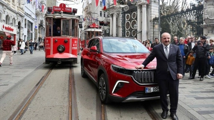 Mustafa Varank, İstiklal Caddesi'nde Togg ile tur attı