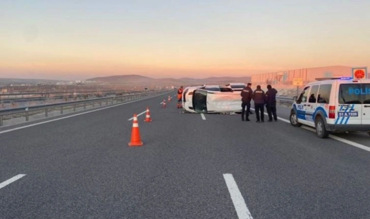 Niğde'de hafif ticari araç devrildi: 10 yaralı