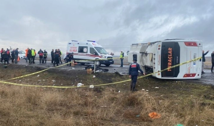 Niğde'de tur midibüsü devrildi: 1 ölü, 27 yaralı