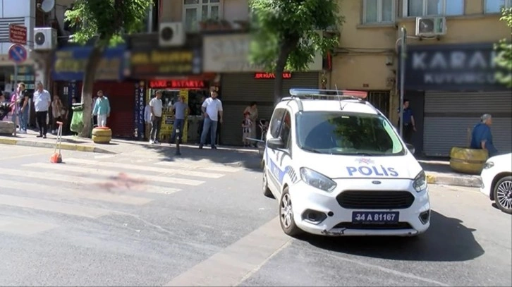 Oğlunun başına silah dayayan kişiyi, belinden tabancasını çıkarıp vurdu