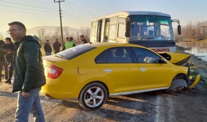 Öğrenci servisi ile taksi çarpıştı: Çok sayıda yaralı