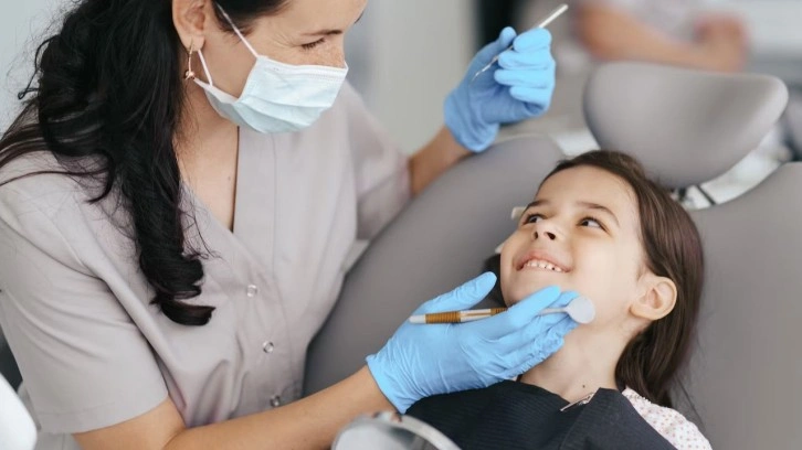 Öğrencilerin dişleri çürük çıkınca, doktorlar ‘abur cubur’ uyarısı yaptı!