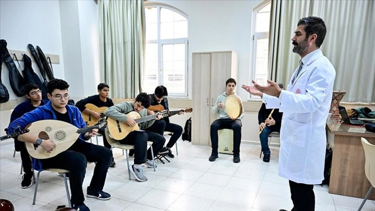 Öğretmeninin yönlendirmesiyle tanıştığı musiki sayesinde derslerini daha verimli işliyor