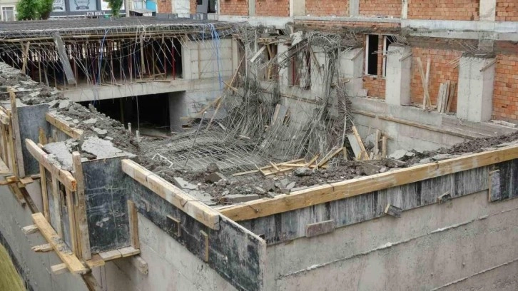 Okul inşaatında çökme: İşçiler beton kalıbın altında kaldı