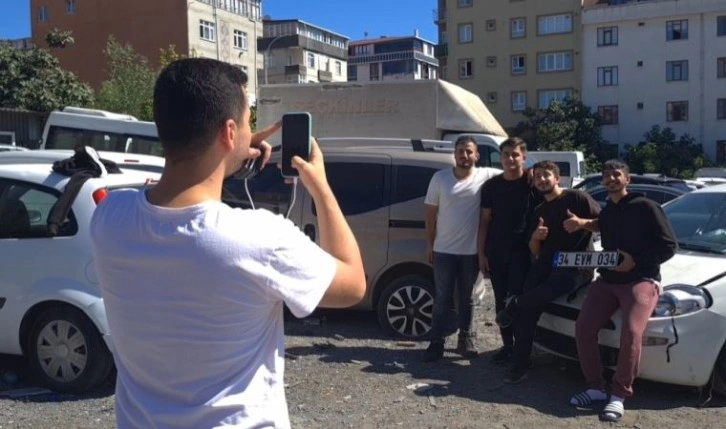 Ölümden döndükleri otomobili otoparkta bulup hatıra fotoğrafı çektirdiler