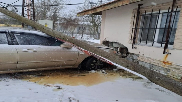 Önce direğe, sonra eve çarptı