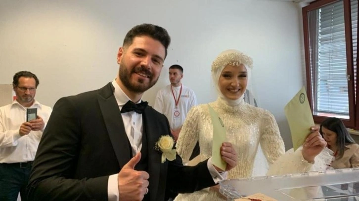 Önce oy kullandılar sonra nikah masasına oturdular