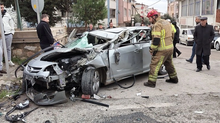 Önce yayaya, sonra trafik levhası ve kamyona çarptı: 4 kişi yaralandı!