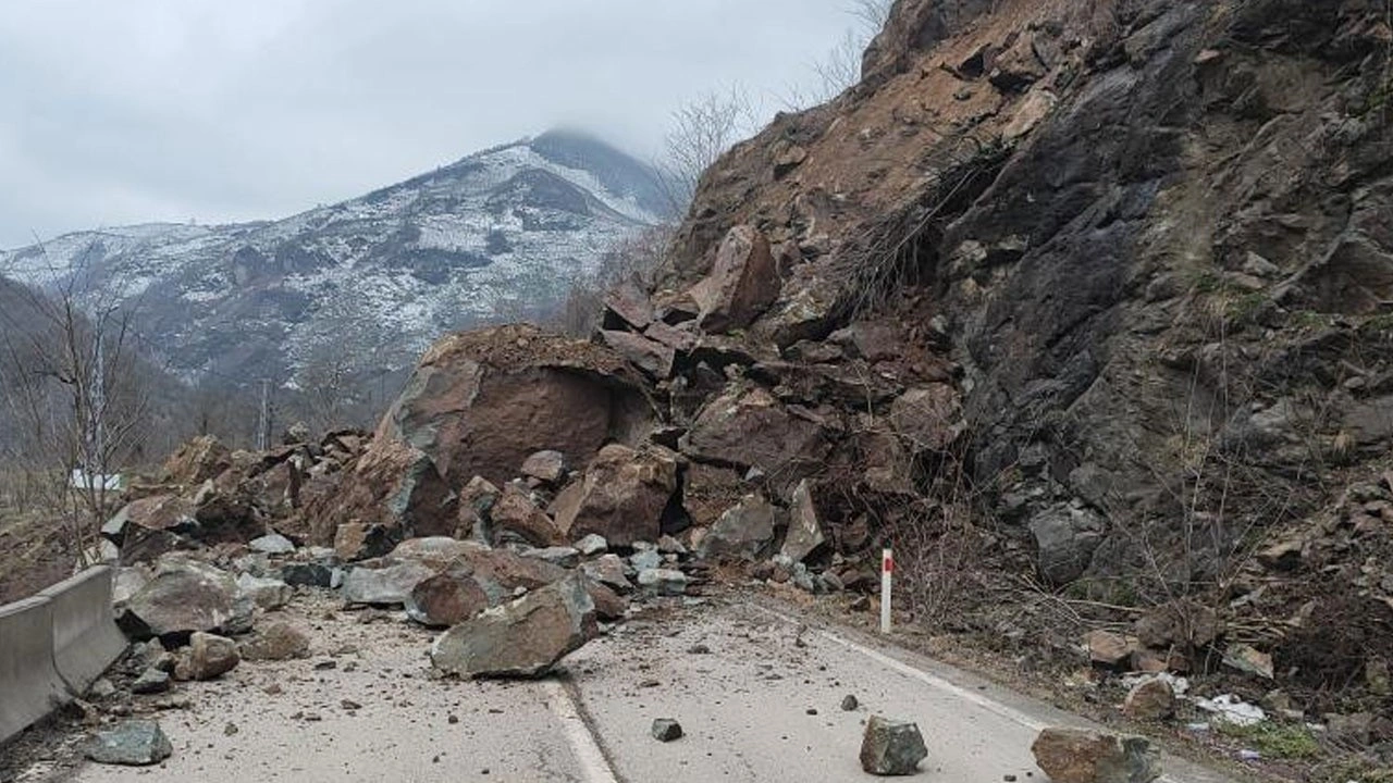 Ordu'da heyelan: 3 ilçenin bağlantı yolu ulaşıma kapandı