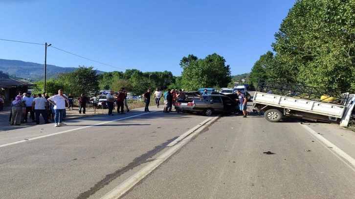 Ordu'da feci kaza! Otomobil ile kamyonet çarpıştı: 1 ölü