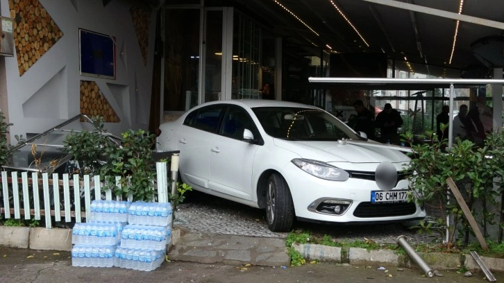 Ordu’da otomobil kafe bahçesine daldı, 3 kişi yaralandı