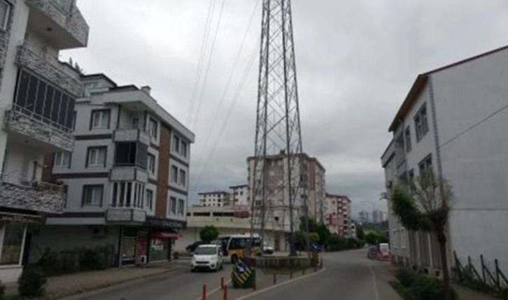 Ordu’da yol ortasındaki yüksek gerilim hattı direği tehlike saçıyor