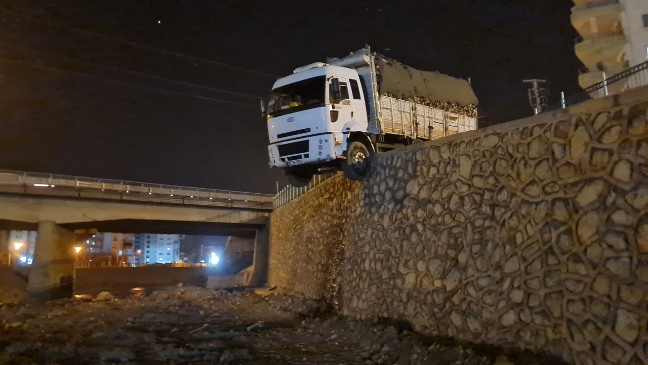 Osmaniye'de kontrolden çıkan odun yüklü kamyon istinat duvarında asılı kaldı