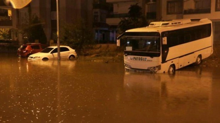 Osmaniye'de fırtına ve sağanak nedeniyle ev, iş yeri ve alt geçitleri su bastı