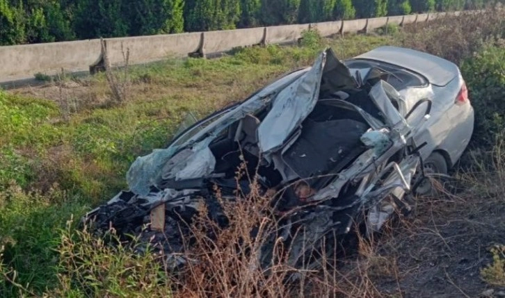 Otomobil belediye otobüsüyle kafa kafaya çarpıştı: 1 ölü