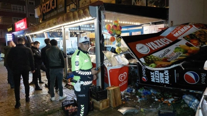 Otomobil bir dükkanın manav reyonuna böyle girdi: 1'i ağır 2 yaralı