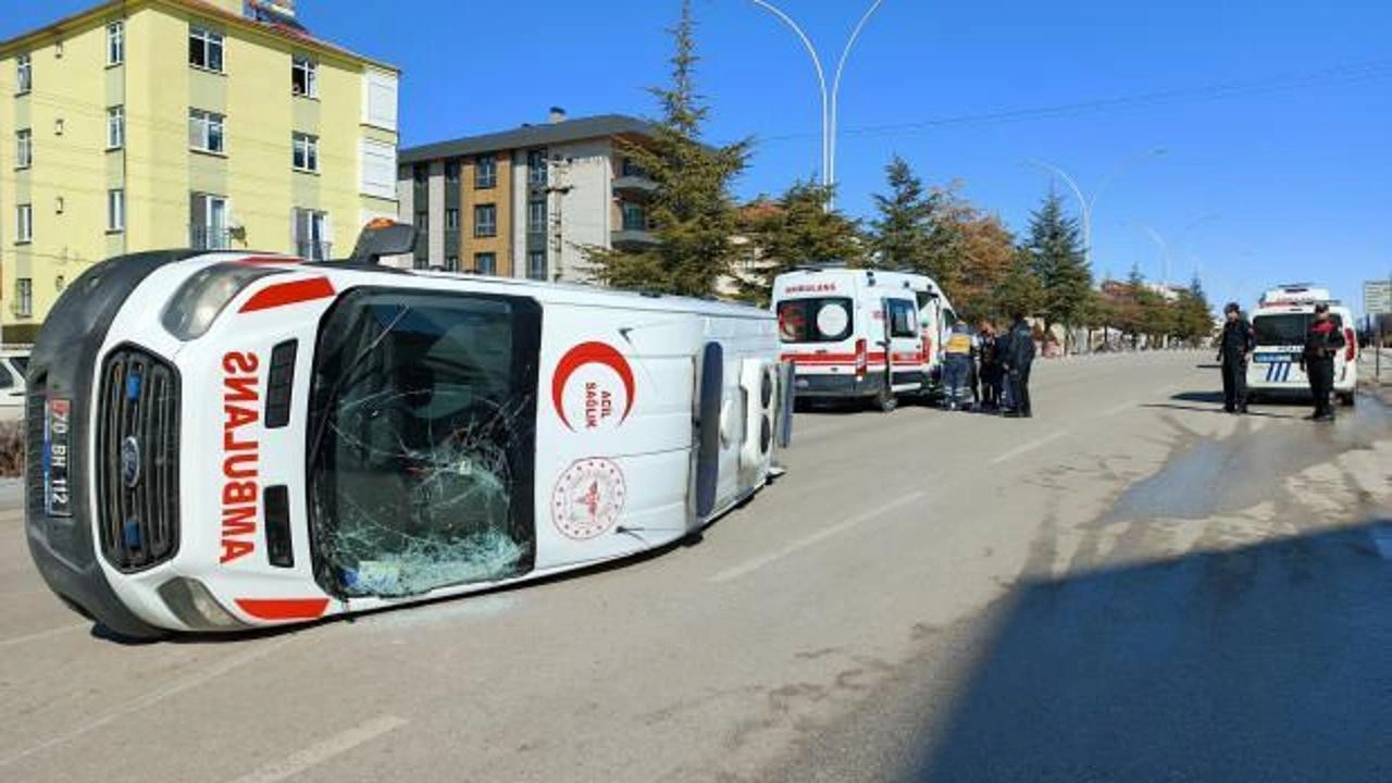 Otomobil ile ambulans çarpıştı: Yaralılar var!