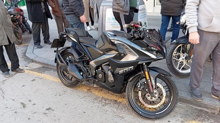 Otomobil ile çarpışan motosiklet sürücüsü yaralandı