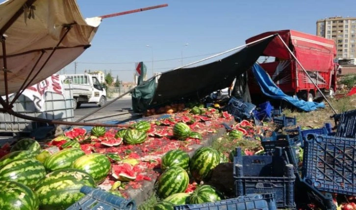 Otomobil 'karpuz' sergisine daldı: 1 ölü