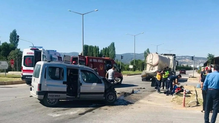 Otomobilin tankere çarptığı feci kazada 2 kişi öldü, 1 kişi yaralandı