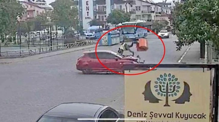 Otomobille çarpışan motosikletli kuryenin havaya uçtuğu kaza anbean kaydedildi