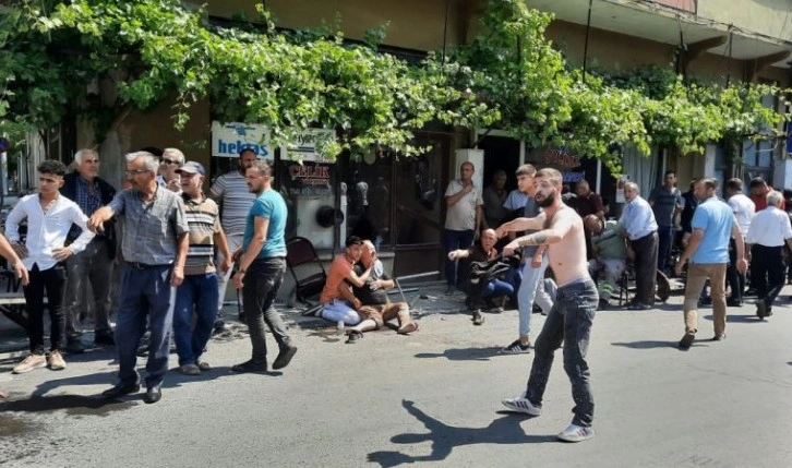 Otomobille kaçarken kahvenin önünde oturanlara çarptı: 7 yaralı