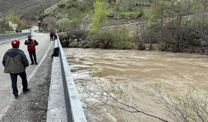 Otomobilleri Munzur Çayı'na uçmuştu... Kayıp 3 kişiyi arama çalışmaları sürüyor!