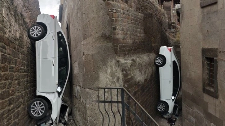 Otoparktan uçtu havada asılı kaldı! Öğretmenler Günü için gelmişlerdi