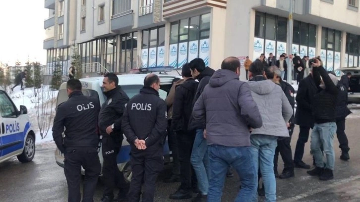 Oyuncak silahla sosyal medya için görüntü çeken gençler, polisi alarma geçirdi