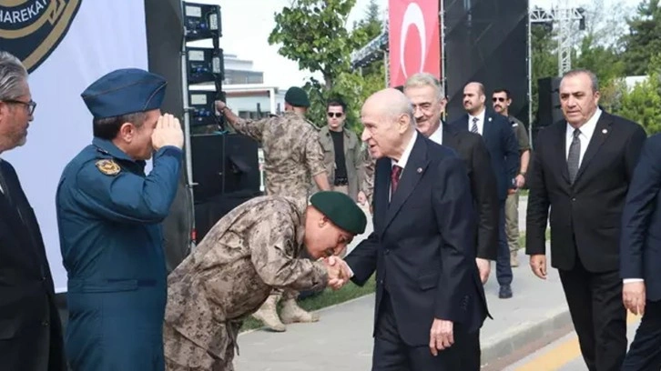 Özel Harekat Başkanı Bahçeli'nin elini öptü! Bu kare gündem oldu