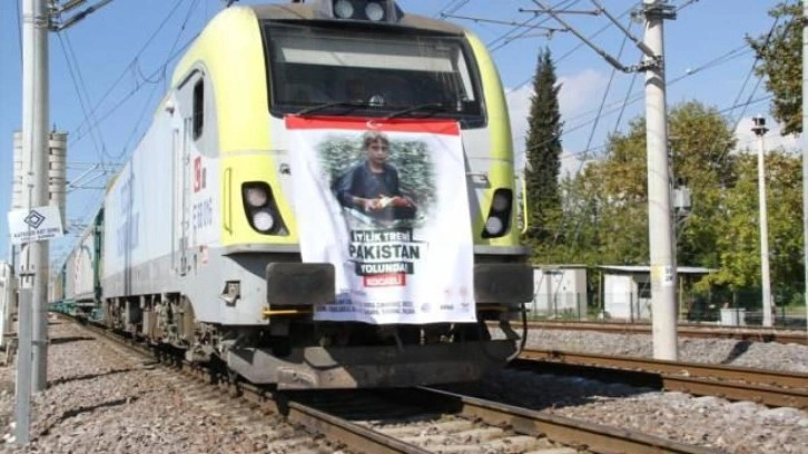 Pakistan'a yardım malzemesi taşıyan 'İyilik Treni' Kocaeli'den uğurlandı