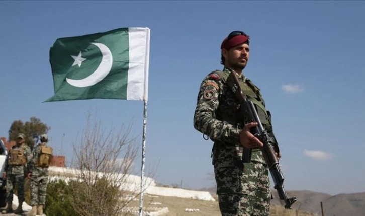 Pakistan'da çatışma çıktı: 10 militan etkisiz hale getirildi