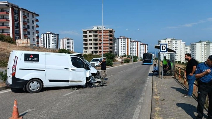 Para dolu nakil aracı otobüsle çarpıştı: 4 yaralı