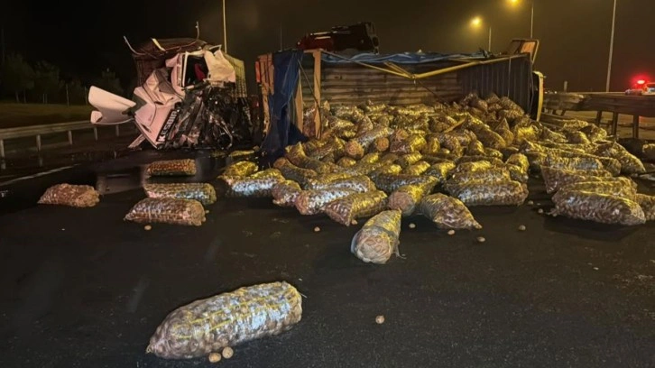 Patates yüklü kamyon devrildi: Bolu Dağı geçişi trafiğe kapandı