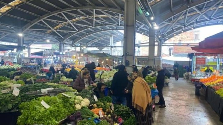 Pazarda fiyatlar düştü, vatandaş yoğun ilgi gösterdi