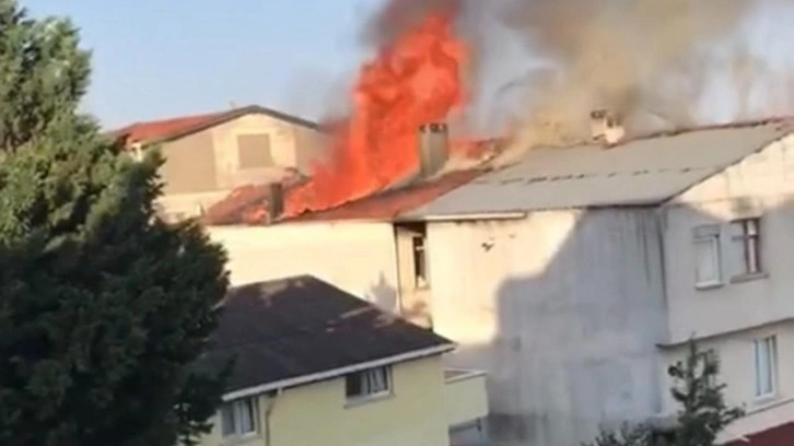 Pendik'te korkutan yangın! Çatısı alevlere teslim oldu