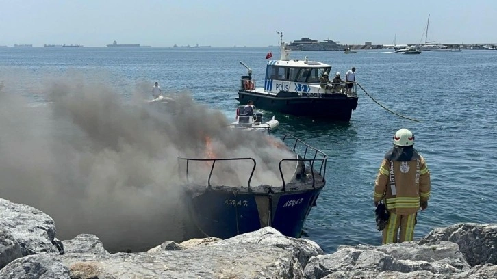 Pendik'te teknede yangın