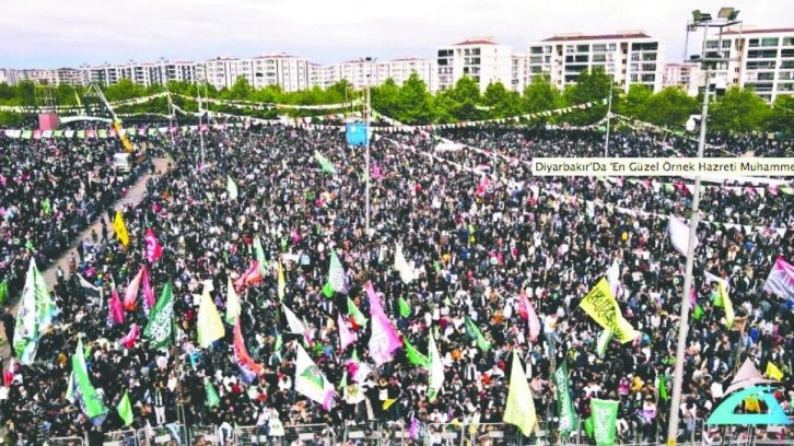 Peygamber sevdalıları meydanı doldurdu