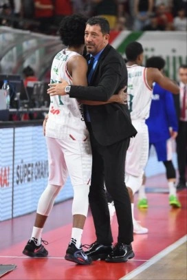 Pınar Karşıyaka, Anadolu Efes'e yenilerek sezonu tamamladı