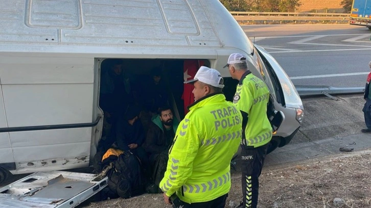 Polisten kaçarken kaza yapan araçtan kaçak göçmenler çıktı!