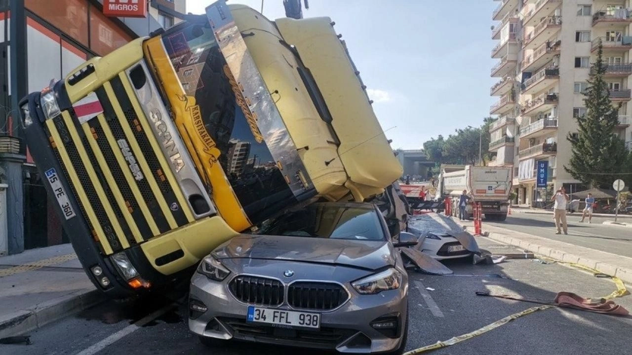 Polisten kaçarken milyonluk araçları ezdi!