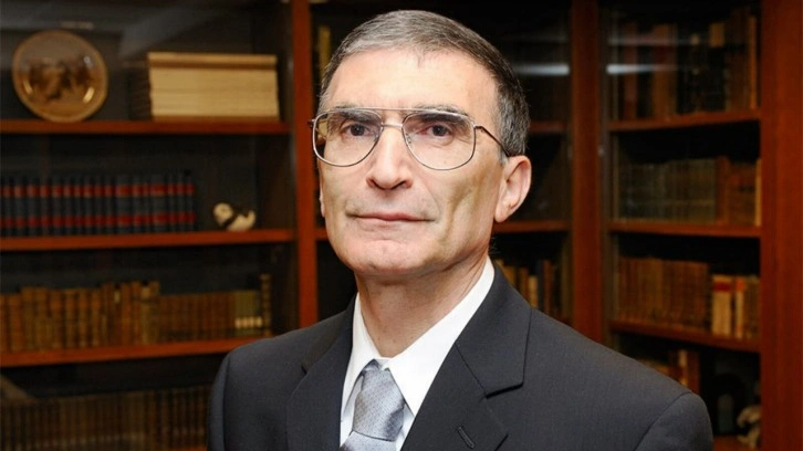 Prof. Dr. Aziz Sancar, 'KKTC Tanınmalı' tişörtünü giydi