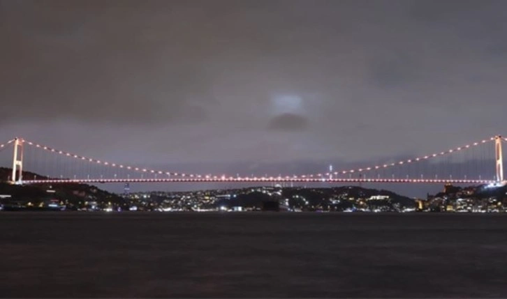 'Radyasyon Onkologları Farkındalık Günü'nde İstanbul'un köprüleri turuncu renk ile ay