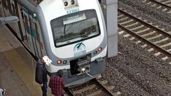 Raylara düştü; tren 3 metre kala durduruldu