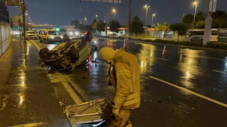 Refüjü aştı, karşı şeritteki araca çarpıp takla attı: 3 yaralı